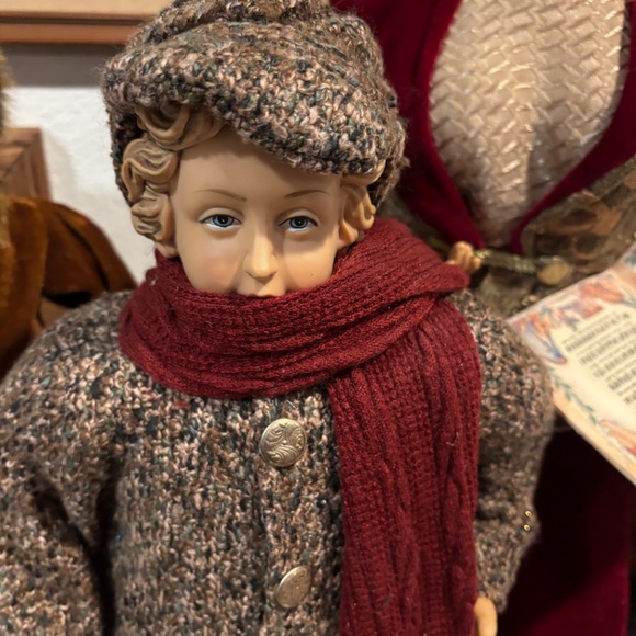 Carolers figurines 4 Christmas real clothing resin. The tallest 28”& 20” Rare - Picture 11 of 16